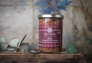 Konina z batatem, kaszą jaglaną i rumiankiem Paul&Paulina