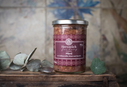 Konina z batatem, kaszą jaglaną i rumiankiem Paul&Paulina