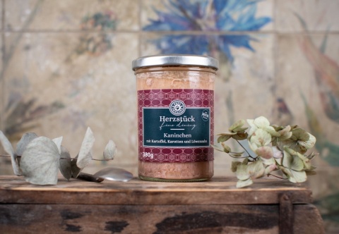 Królik z ziemniakiem, marchewką i mniszkiem lekarskim Paul&Paulina